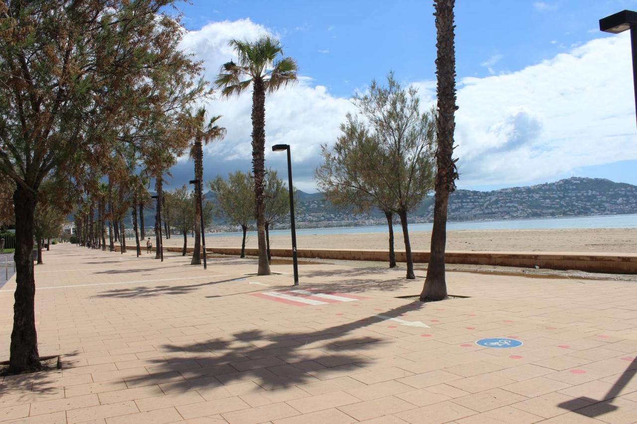 רוזס Beautiful Apartment 75M2 With View At The Beach, Pool, Parking מראה חיצוני תמונה