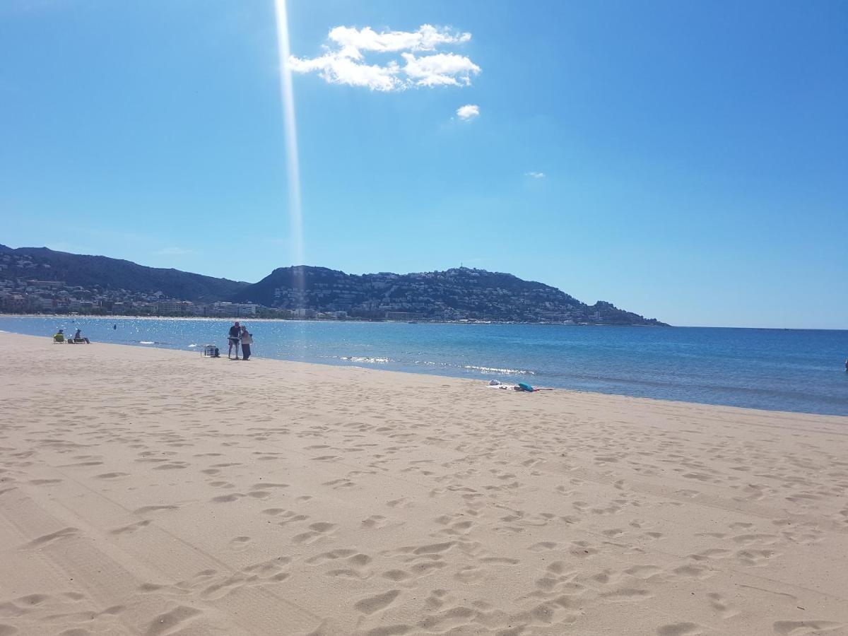 רוזס Beautiful Apartment 75M2 With View At The Beach, Pool, Parking מראה חיצוני תמונה